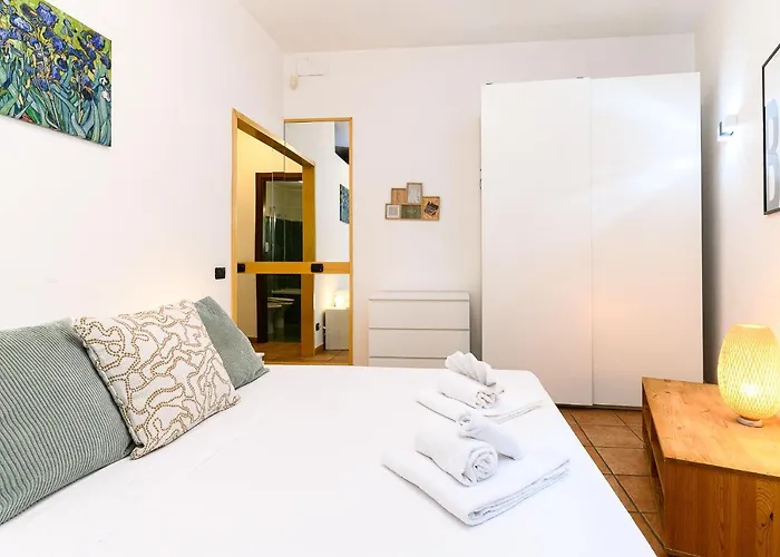 Cozy With Balcony By Ndp Rent * Roma