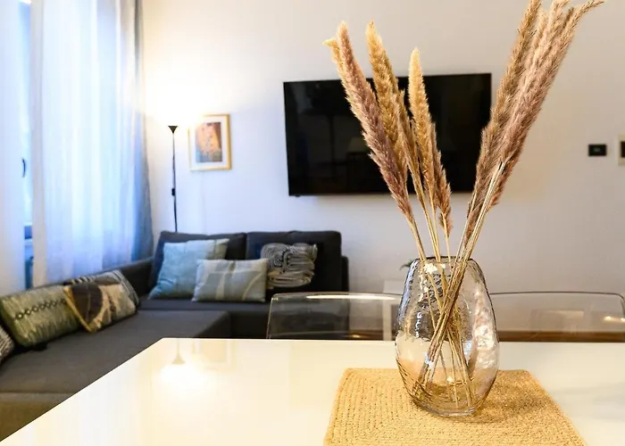 Cozy With Balcony By Ndp Rent Daire Roma