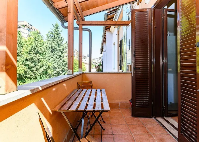 Daire Cozy With Balcony By Ndp Rent Roma